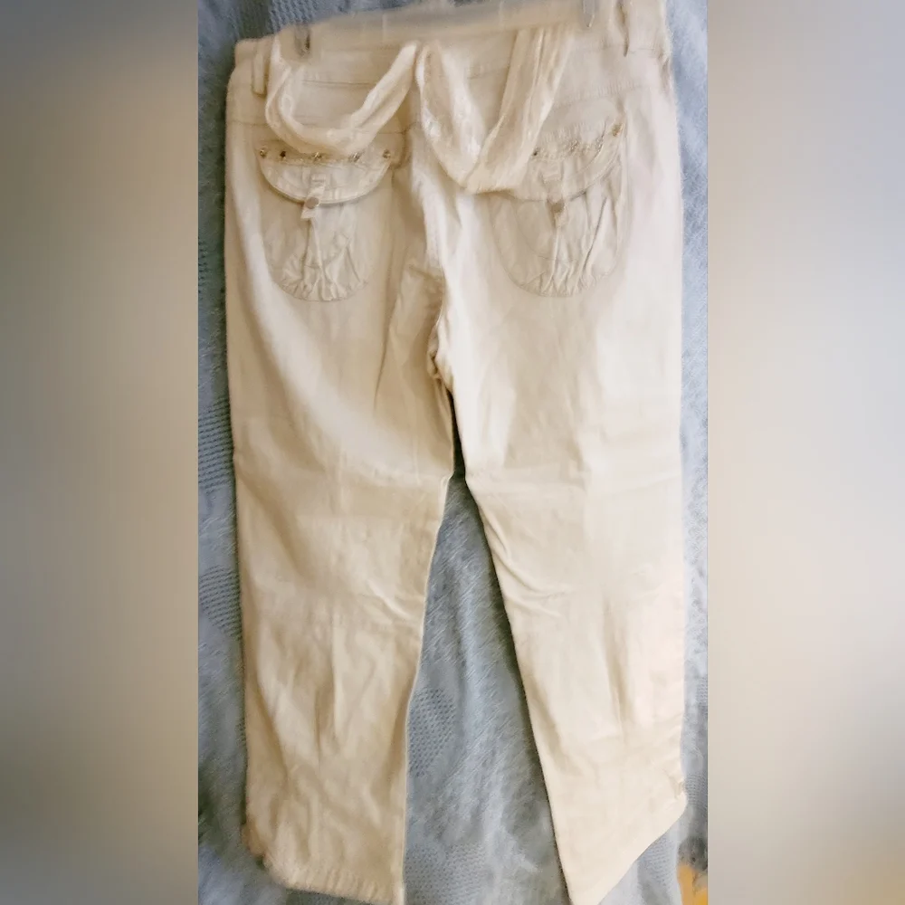 Style Brand Winter White Jeweled Size 8 Capris. - Picture 6 of 6